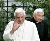 Papa Benedict, în față, și fratele său Georg Ratzinger