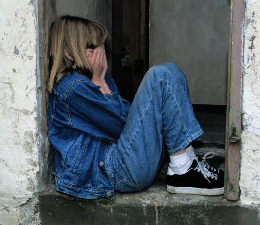 Profesor din Argeș, arestat la domiciliu după o agresiune sexuală săvârșită asupra unei eleve