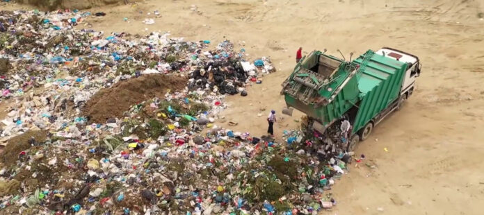 Autospecialele de salubrizare ale Primăriei Comana depozitează zilnic deșeuri la groapa clandestină
