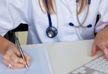 Tânără din Sibiu, suspectată că ar fi efectuat fără drept proceduri de estetică medicală de când avea 18 ani