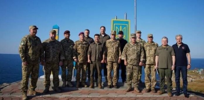 Cei 13 soldaţi, alături de preşedintele Volodymyr Zelenski - Sursa foto: CNN
