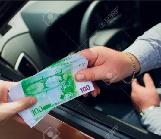 Procurorii cer arestarea unui inspector al ARR Bacău, cercetat pentru luare de mită