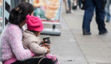 Femeie din Maramureș, arestată după ce a fost prinsă că își ducea copiii la cerșit