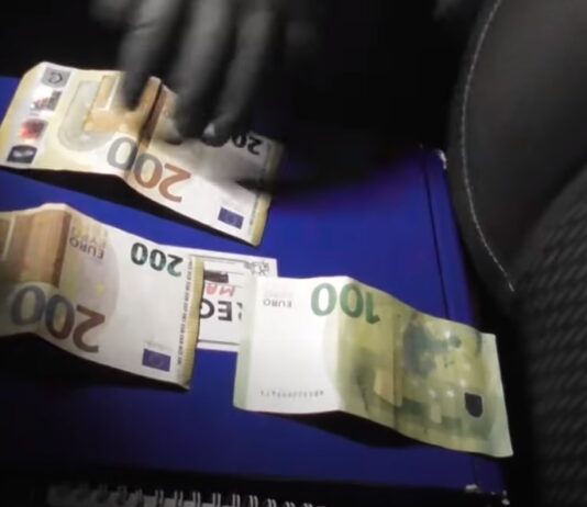 Polițist din Timiș, judecat la Caraș-Severin pentru trafic de influență; are brățară electronică și nu poate să mai exercite profesia