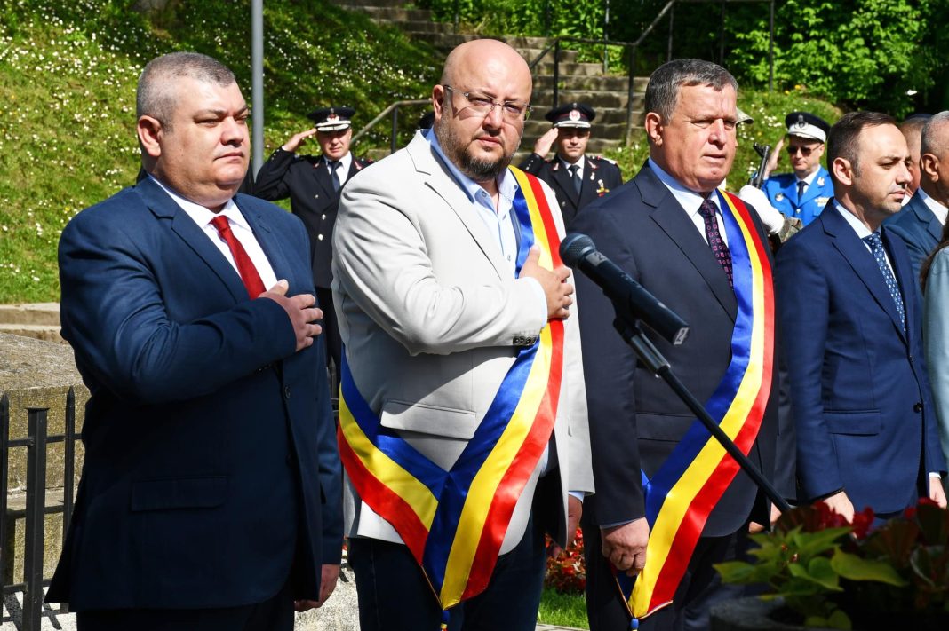 Scandal în salubrizarea din Vâlcea. Un contract de 70 milioane euro, „spart” și atribuit „pe bucăți” prin negociere directă, nu prin licitație