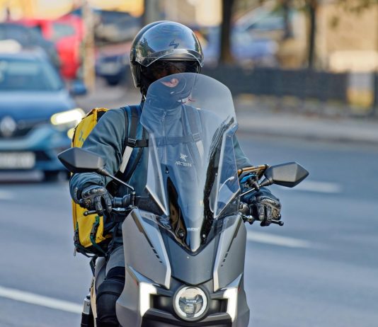 Zeci de persoane de origine asiatică traficate în țara noastră de o româncă și patru bărbați din Bangladesh