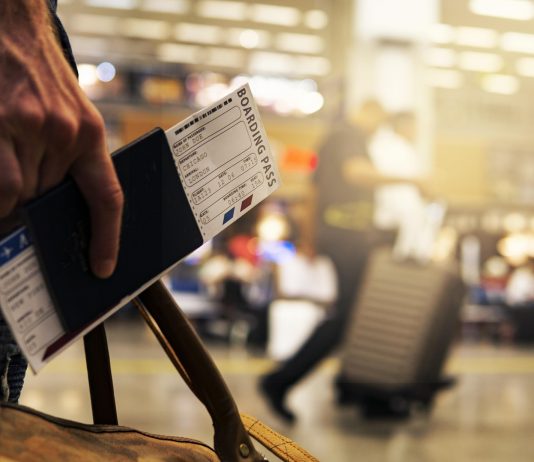 Trei români arestați în Italia; cumpărau bilete ieftine de avion și furau produse din duty-free