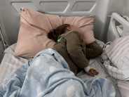 „Nu s-a găsit nimic”. La copii, nici nu s-a căutat. Ce am aflat în 16 luni, cu actele în mână, despre cum se pierde adevărul când un copil ajunge de la creșă la spital Un copil mic doarme într-un pat de spital, cu perfuzie la mână.