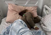 „Nu s-a găsit nimic”. La copii, nici nu s-a căutat. Ce am aflat în 16 luni, cu actele în mână, despre cum se pierde adevărul când un copil ajunge de la creșă la spital Un copil mic doarme într-un pat de spital, cu perfuzie la mână.