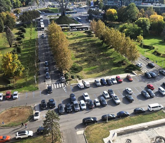 Parking București îi trimite pe șoferi prin magazine să plătească parcarea, apoi îi amendează pentru neplată. Cine controlează compania municipală?
