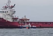 Incendiu la bordul unei nave comerciale lovită de o dronă la aproximativ 13 mile marine est de Constanța