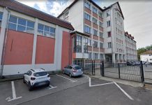 Un elev de 13 ani din Bistrița a atacat cu un cuțit un coleg și o profesoară