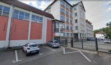 Un elev de 13 ani din Bistrița a atacat cu un cuțit un coleg și o profesoară